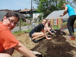 3 NH students kneeling